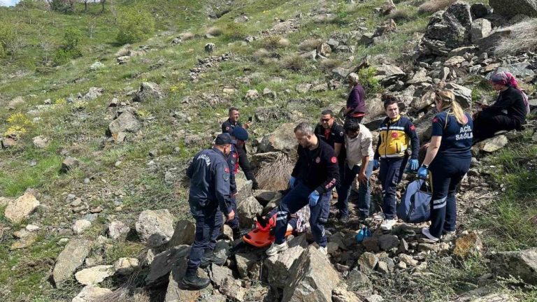 Kayalıklardan düşen yaşlı kadın kurtarıldı